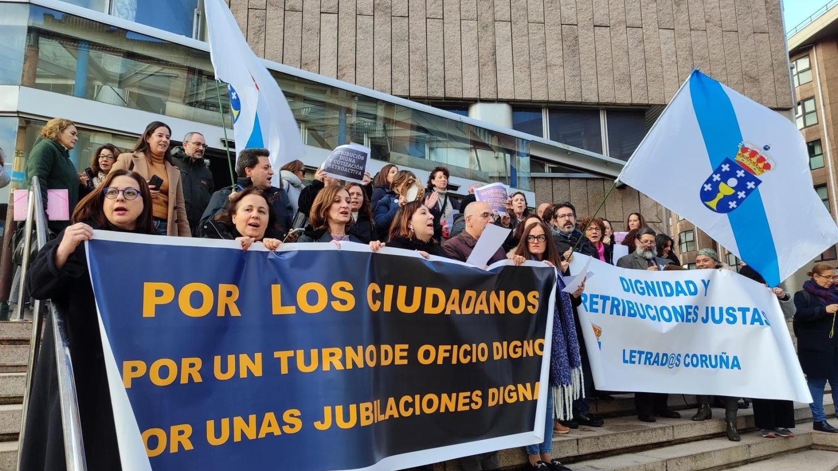 Abogados del turno de oficio de A Coruña y Ferrol protestan por remuneraciones dignas
