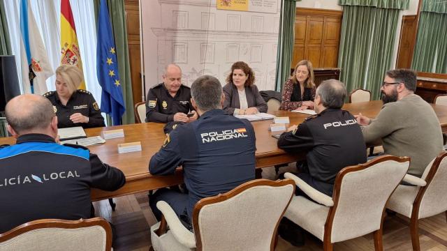 Reunión entre autoridades y agentes