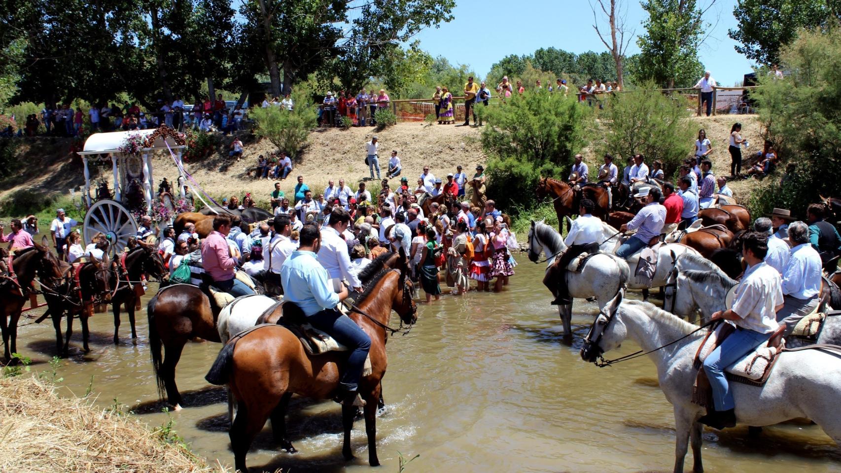 Paso de las hermandades por el vado del Quema en la romería de El Rocío de 2023.