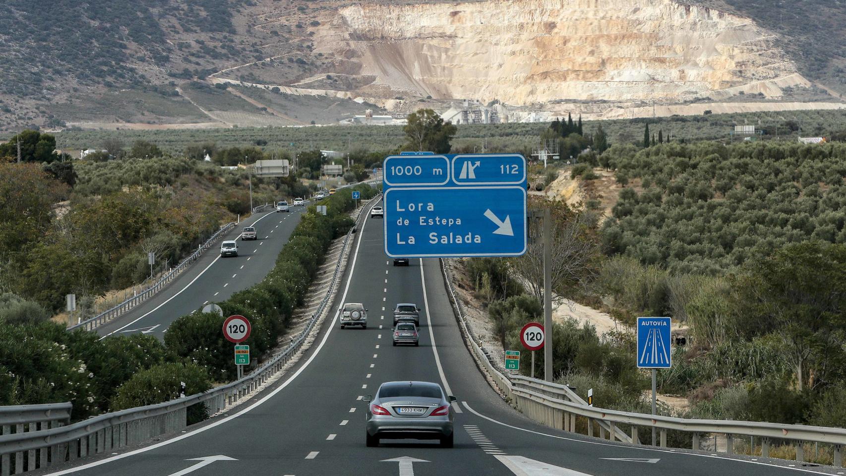 Coches circulando por la A-92.