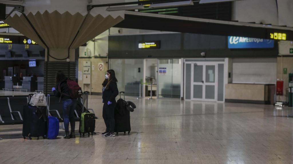 Pasajeros en el aeropuerto de Sevilla.