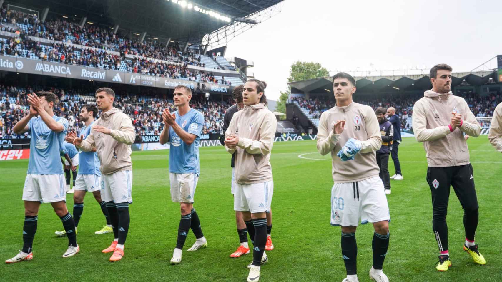 Los jugadores del Celta ovacionan a la afición tras la victoria ante el Villarreal.