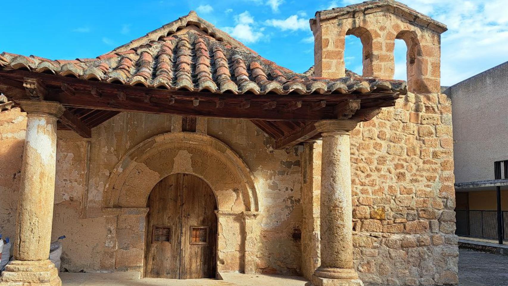 Iglesia románica situada en un municipio del interior de la provincia de Valencia.