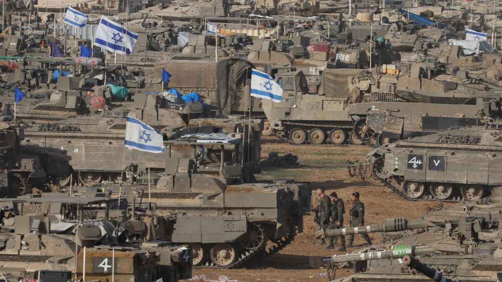 Decenas de tanques israelíes cerca de la Franja de Gaza.