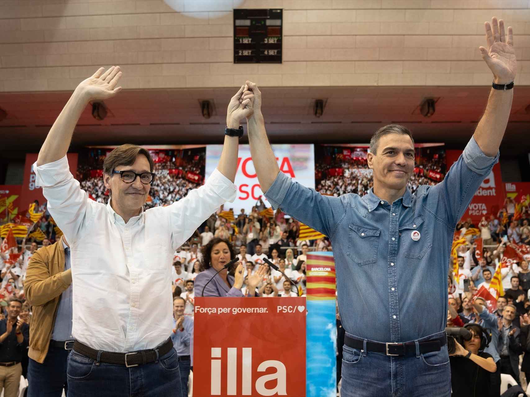 Salvador Illa y Pedro Sánchez, este viernes en el acto de cierre de campaña celebrado por el PSC en el Pavelló Vall d’Hebron de Barcelona.