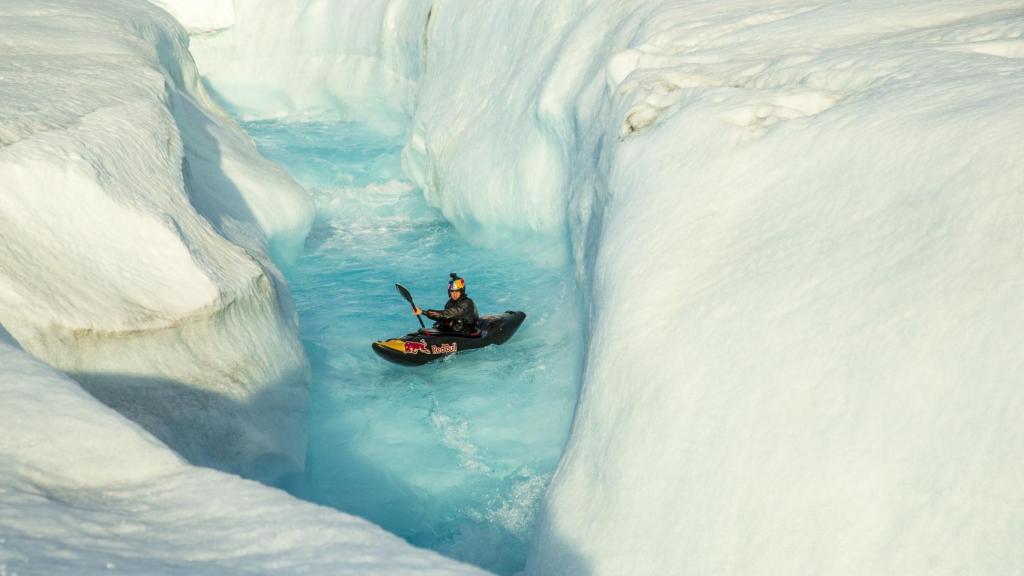 Aniol Serrasolses, en las aguas bravas de los ríos helados del glaciar