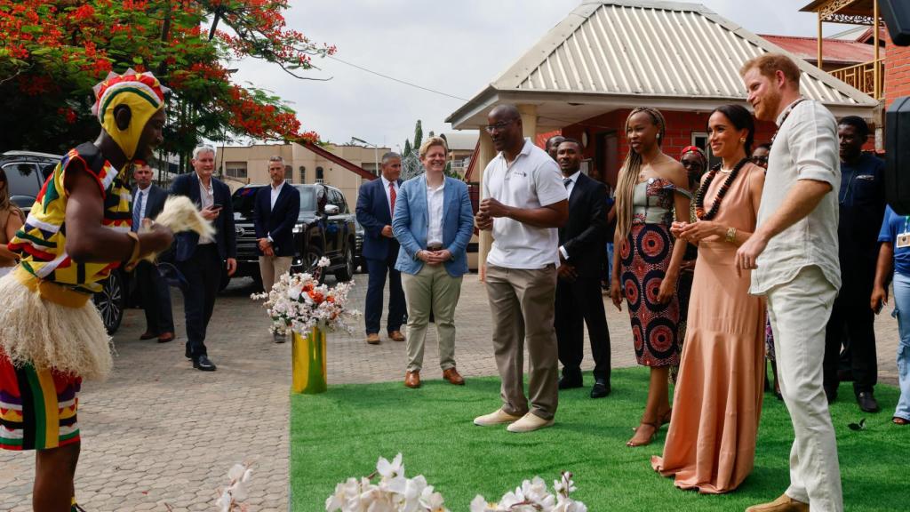 Harry y Meghan, atendiendo a los bailes en Nigeria.