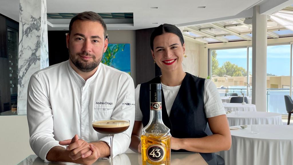 Andrea Drago e Inés Correggia, en la sala de Orobianco con su presentación del carajillo.