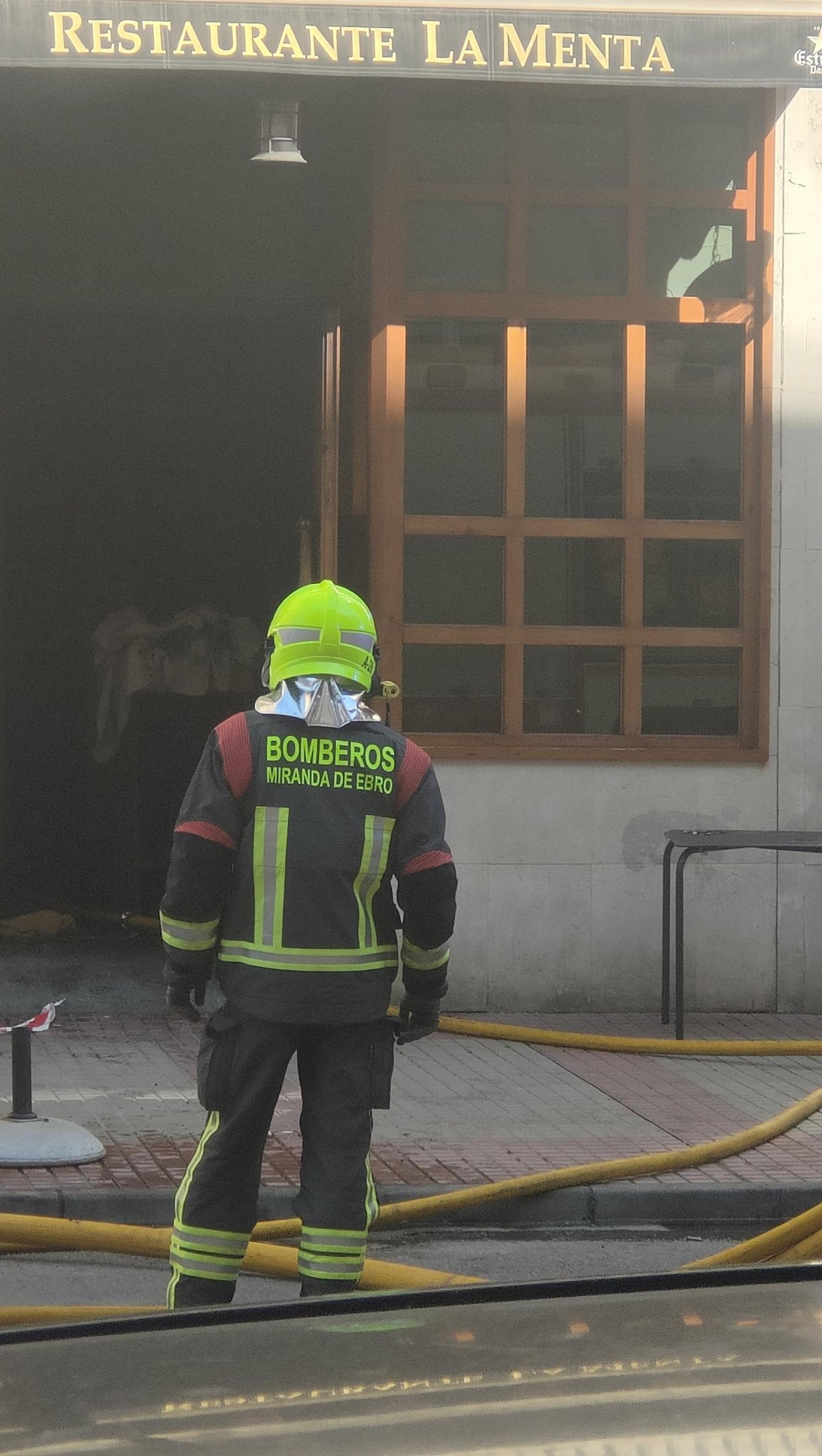 Los Bomberos extinguen el incendio en el interior del local