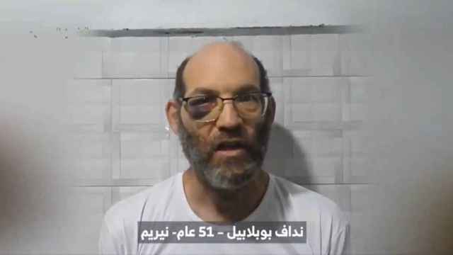 Nadav Popplewell, israelí raptado el pasado 7 de octubre, en un vídeo de Hamás.