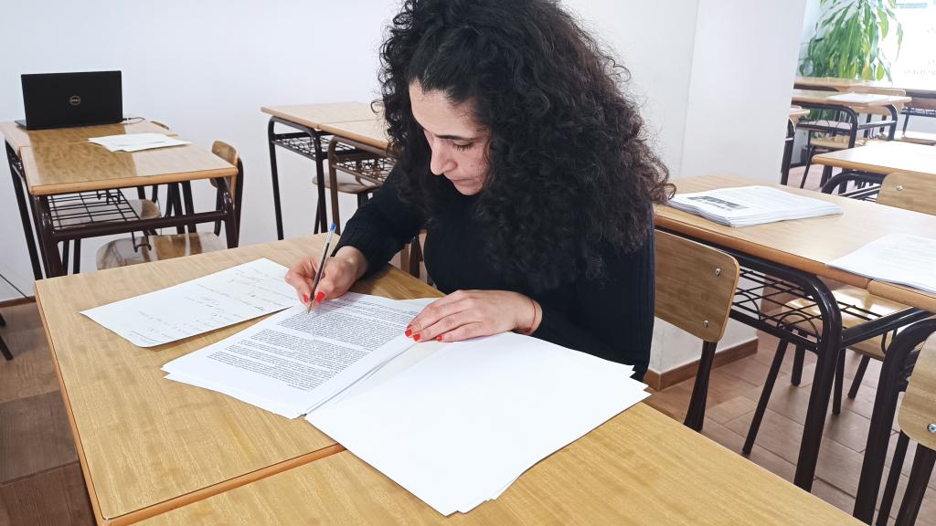 La profesora Leticia Fernández, analizando un examen de EBAU de Historia.