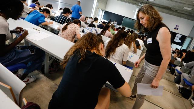 Una profesora explicando una Ebau el pasado junio de 2023.