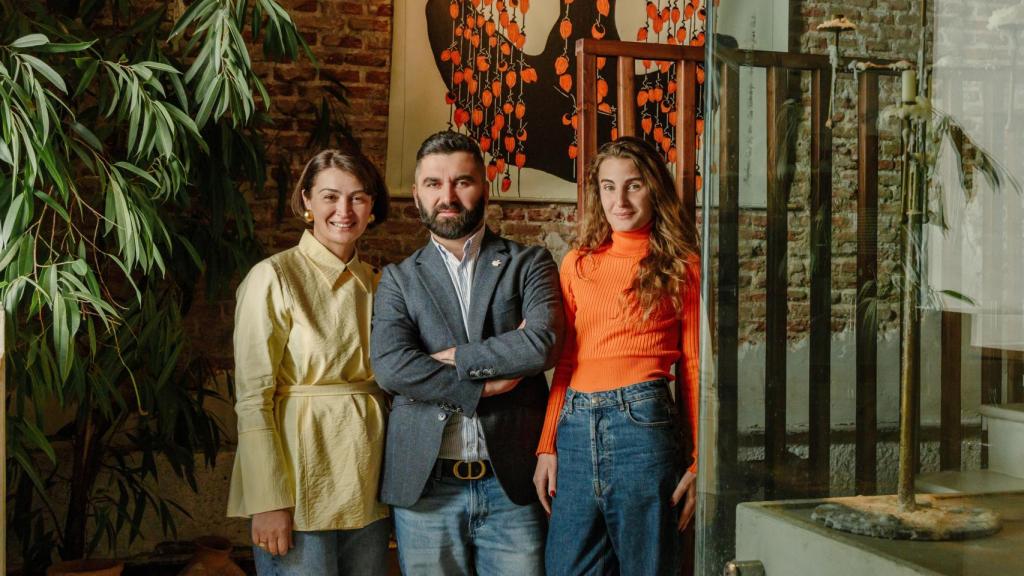 Los fundadores de Persimmon's, Nino Kiltava (izda.), Zurab Khuroshvili y Natalia Dzidziguri.
