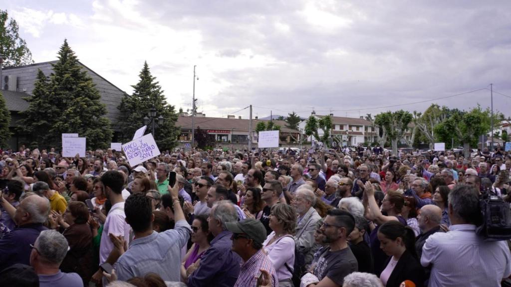 Cientos de personas en la concentración de la plaza de Alpedrete este sábado 11 de mayo a partir de las siete de la tarde.