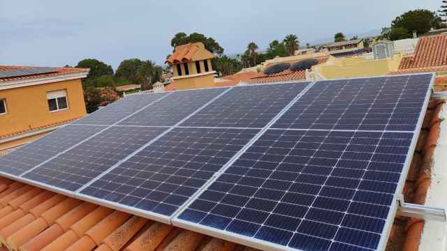 Placas solares instaladas en una vivienda unifamiliar en Torrevieja.