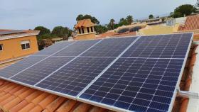 Placas solares instaladas en una vivienda unifamiliar en Torrevieja.