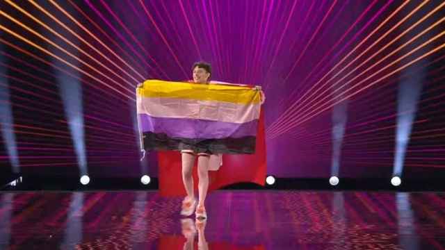 Nemo en la 'Flag Parade' de la final de Eurovisión 2024.