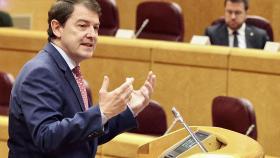 El presidente de la Junta de Castilla y León, Alfonso Fernández Mañueco, en el Senado con Pere Aragonés al fondo