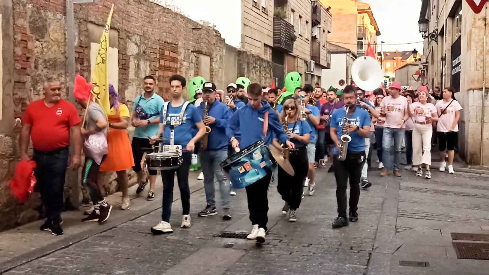 Desfile de peñas de las fiestas de Villamayor 2024