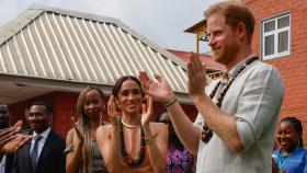 El príncipe Harry y Meghan Markle, en su viaje de Nigeria.