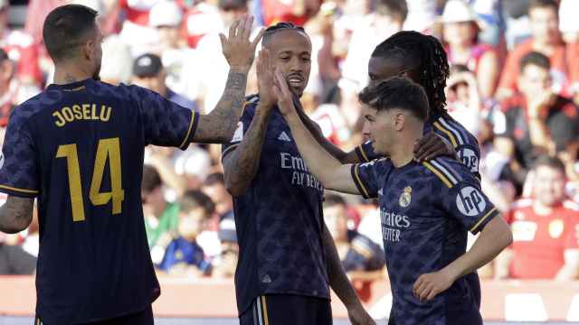 Joselu, Camavinga y Militao felicitan a Brahim por su gol frente al Granada.