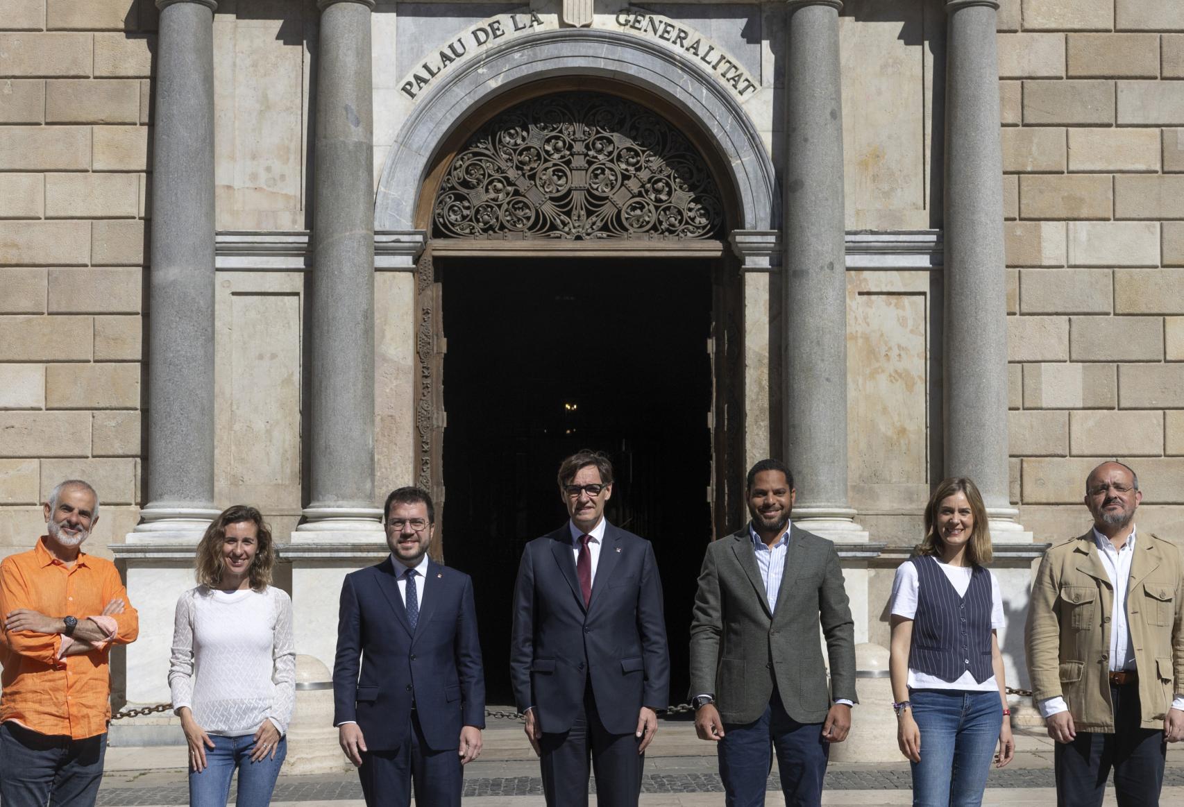 Los candidatos catalanes, salvo Carles Puigdemont, reunidos en una foto de familia este sábado.
