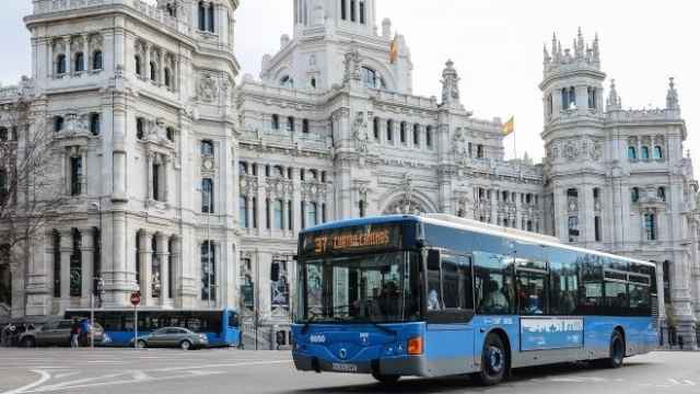 Autobús de EMT frente al palacio de Cibeles, sede del Ayuntamiento de Madrid.