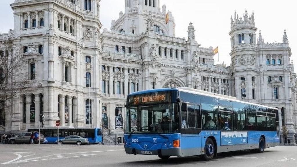 Autobús de EMT frente al palacio de Cibeles, sede del Ayuntamiento de Madrid.