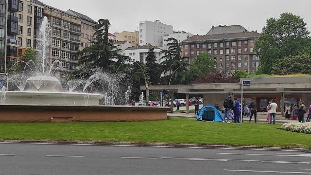 Jóvenes intentando acampar en la fuente de Cuatro Caminos