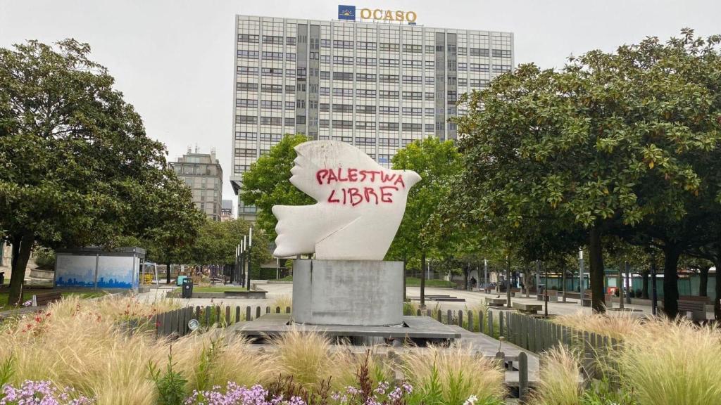 Pintan la paloma dedicada a Picasso de la Plaza de Pontevedra de A Coruña con Palestina libre