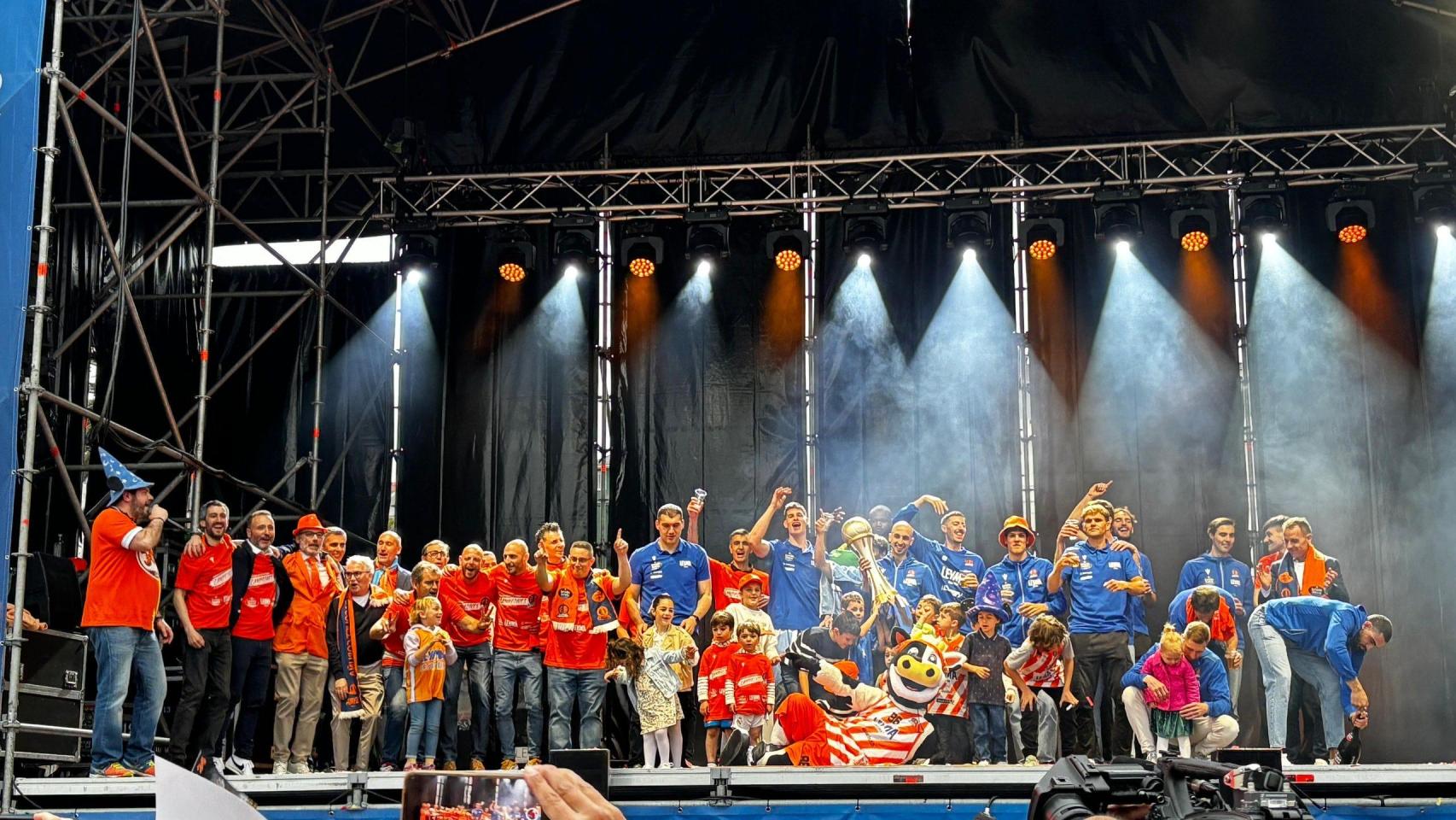 Celebración del Básquet Coruña en Riazor tras ascender a la ACB.