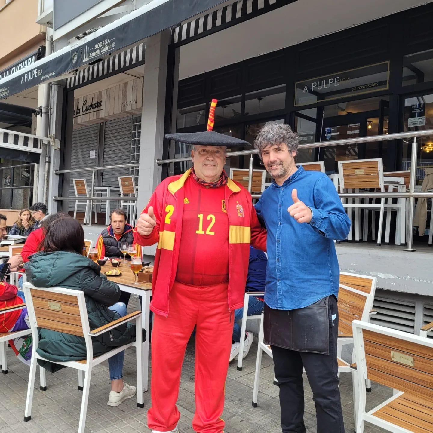 Manolo el del Bombo con Javi, dueño de A Pulpeira do Rompeolas