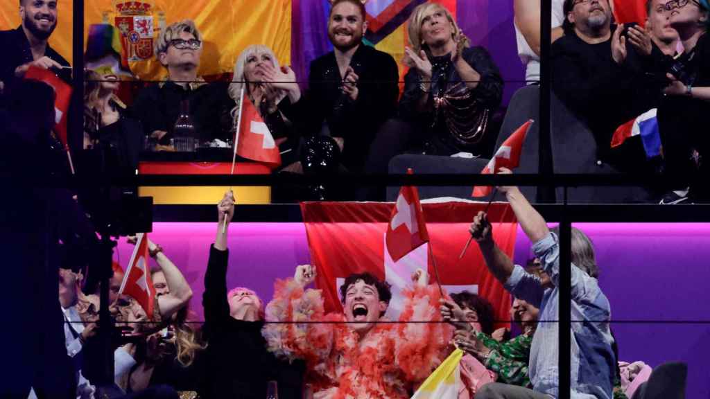 Nemo y la delegación de Suiza celebran su victoria en Eurovisión