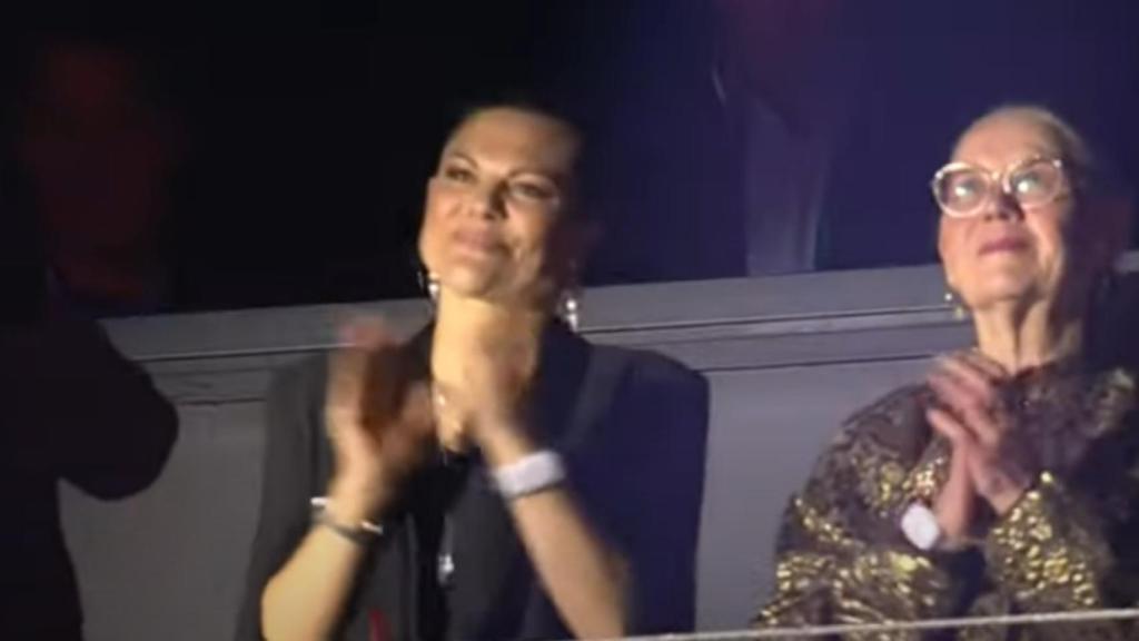 Victoria de Suecia, aplaudiendo durante la final de Eurovisión.