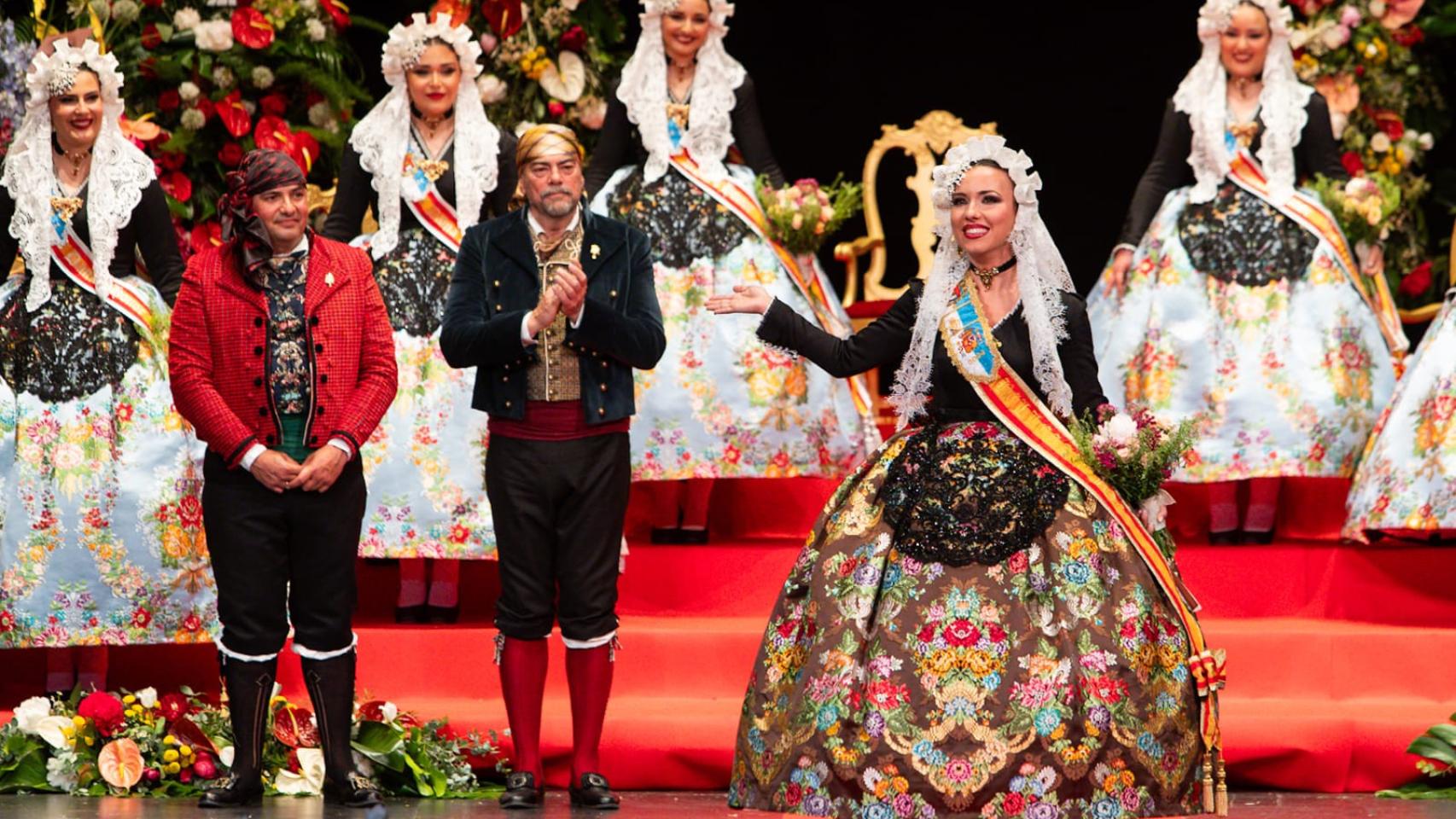 Alba Muñoz junto al alcalde, Luis Barcala, y el presidente de la Federació de Fogueres, David Olivares.