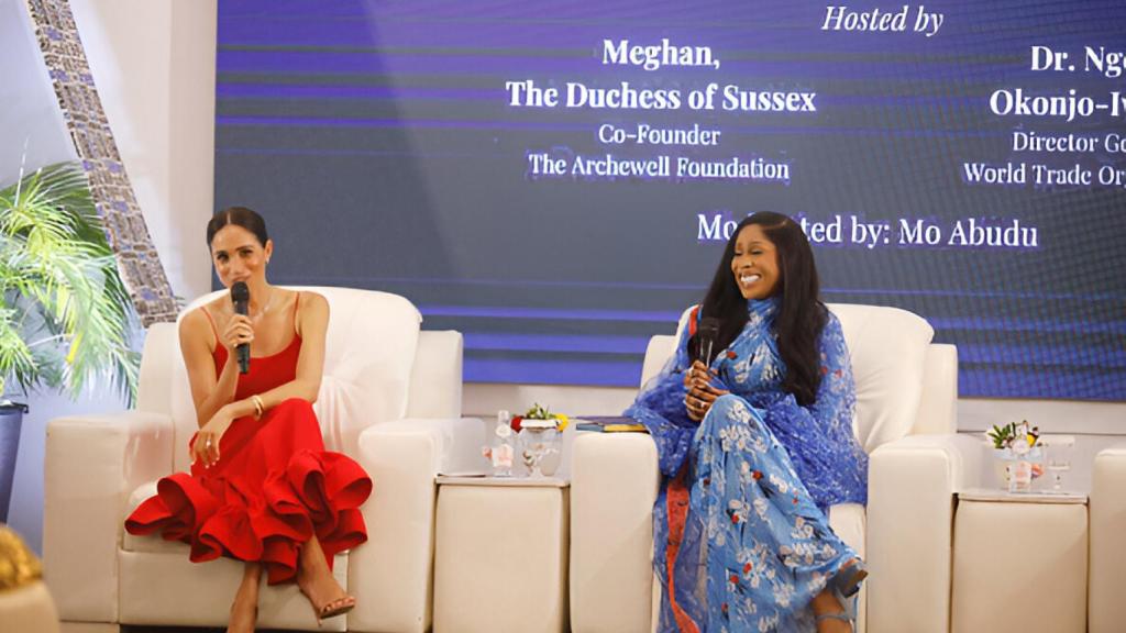 Meghan Markle y Mo Abudu, en un evento de liderazgo femenino.