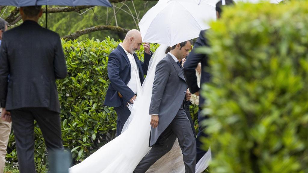 Carmen Ballesteros, bajo el paraguas, protegiéndose de la lluvia, antes de darse el 'sí, quiero'.