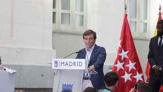 Almeida habla en el Ayuntamiento de Madrid con la presencia de los futbolistas del Real Madrid.
