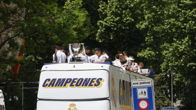 Los jugadores del Real Madrid, en el bus rumbo a Cibeles.