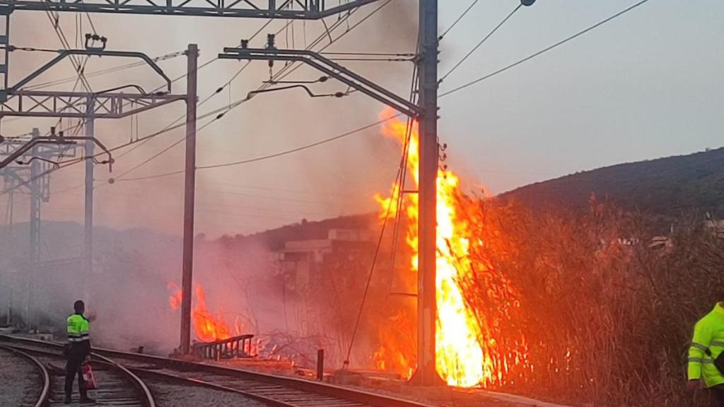 Incendio en las vías de Rodalies tras el robo de cobre.