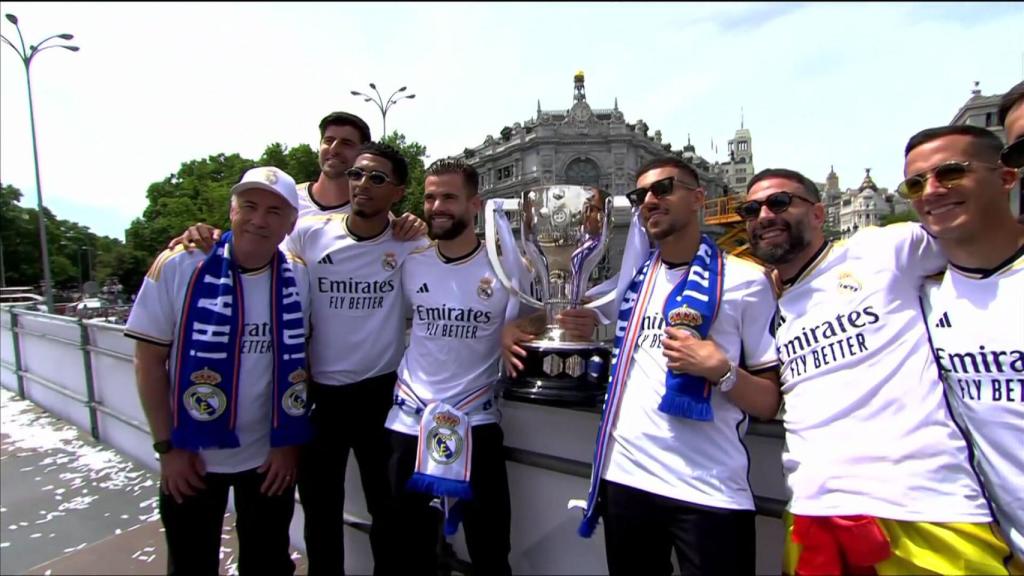 Jugadores del Real Madrid posan con el trofeo de La Liga en Cibeles.