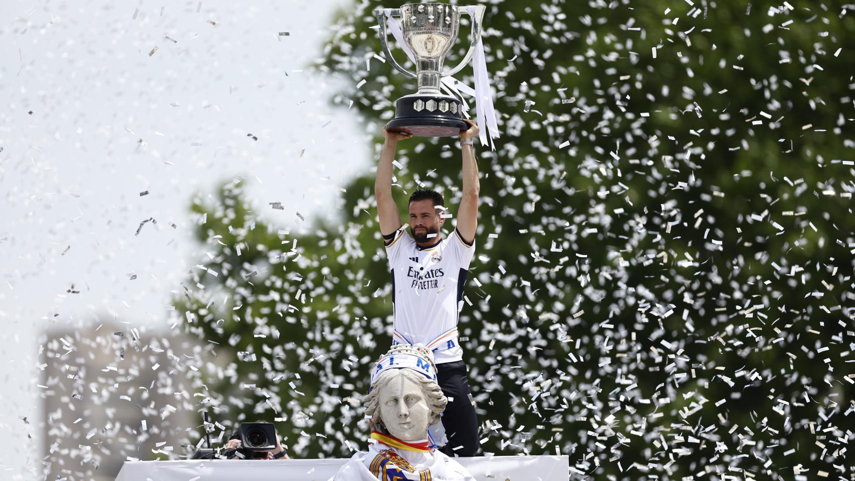 Nacho levanta el trofeo de La Liga en Cibeles.