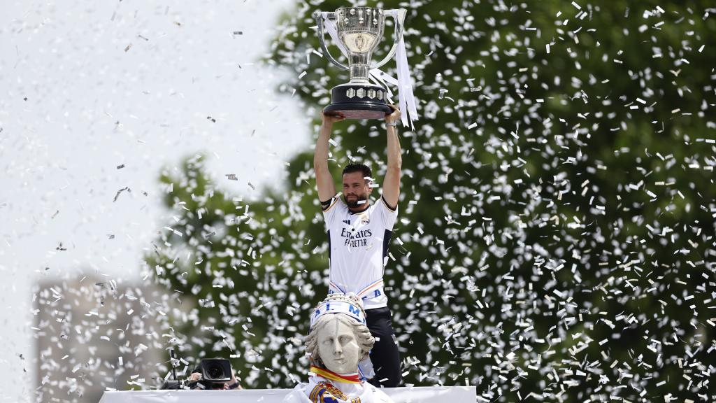 Nacho levanta el trofeo de La Liga en Cibeles.