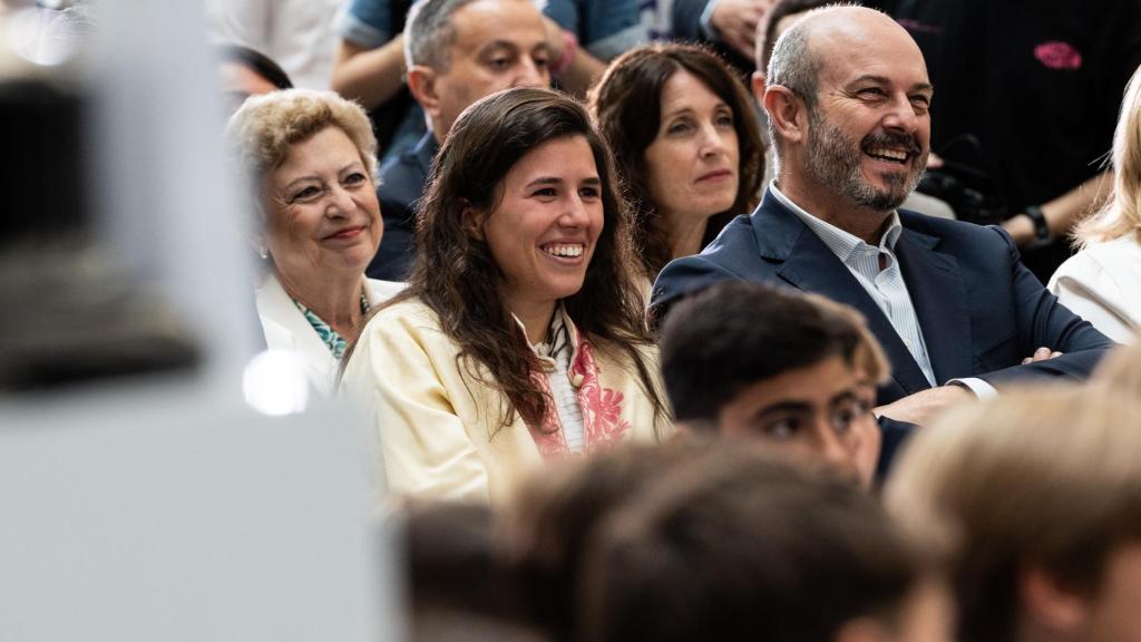 Teresa Urquijo, sonriendo tras las palabras de Almeida sobre la anécdota del matrimonio.