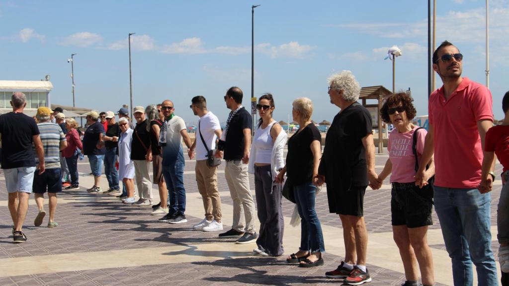 La cadena humana en el paseo marítimo de València.