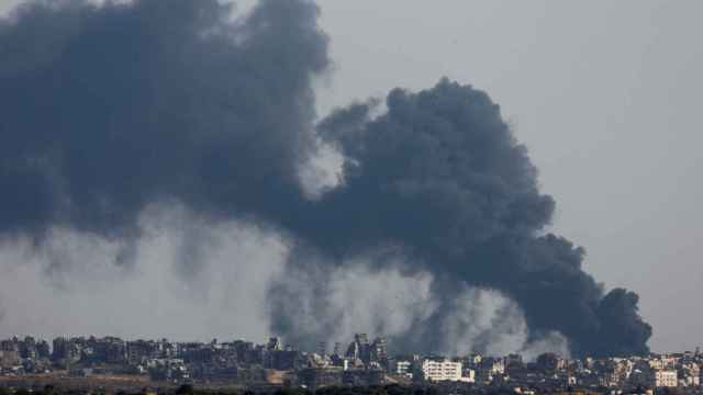 Nubes de humo tras una explosión en el norte de Gaza.