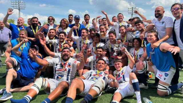 El Club de Rugby Huesitos La Vila celebra el ascenso.