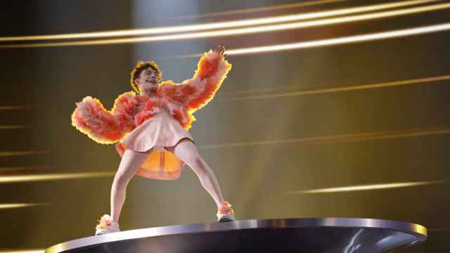 Nemo, representante de Suiza, interpretando la canción 'The Code' en Eurovisión 2024