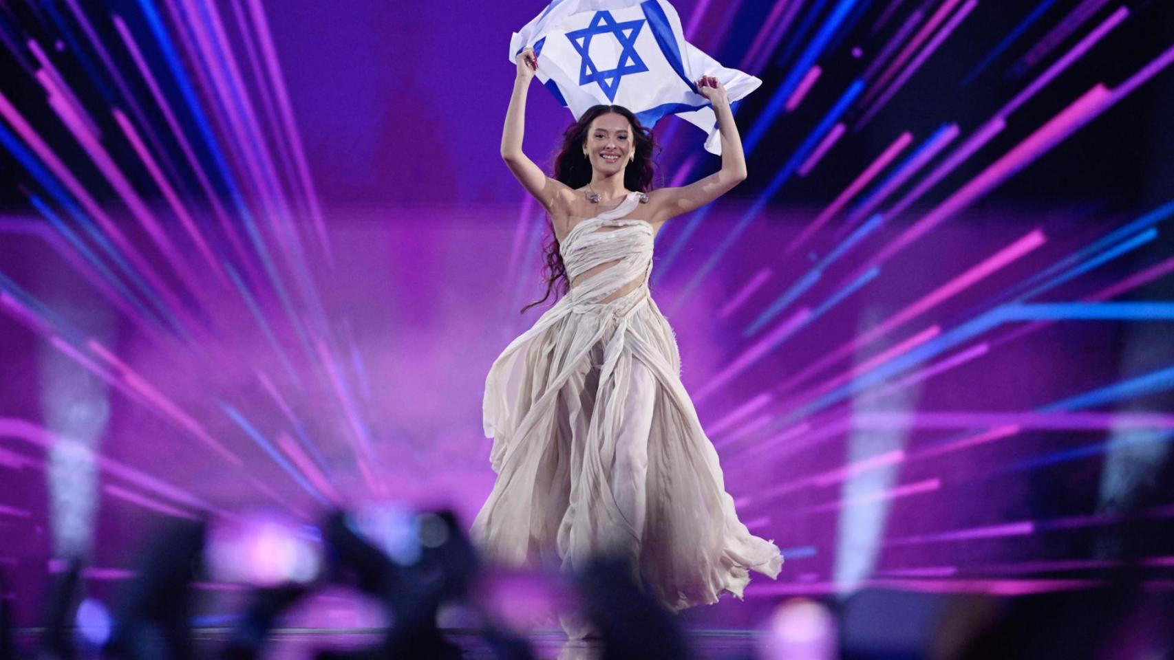 Eden Golan luce la bandera de Israel en el desfile de banderas de la final de Eurovisión.