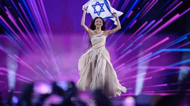 Eden Golan luce la bandera de Israel en el desfile de banderas de la final de Eurovisión.